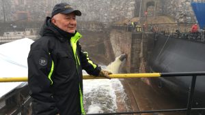 Ilkka Jäntti var med och öppnade ventilen vid torrdockan på Sveaborg. Ilkka Jäntti vid torrdockan i Sveaborg.