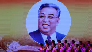 Kim Jong-uns farfar Kim Il-sung navigerade samma diplomatiska vatten som sonsonen. Hans politiska ledord var självförsörjning, sonsonens är välstånd. Kim Il-Sung