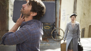 Meet cute? Juliet (Lily James) anländer till Guernsey där hon möter svinfarmaren Dawsey (Michiel Huisman). Juliet anländer till Guernsey.