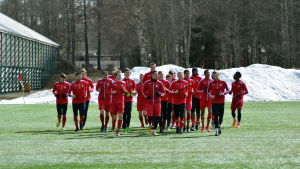 FF Jaro är redo för premiären på lördag. FF Jaro på uppvärmning på en konstgräsplan.