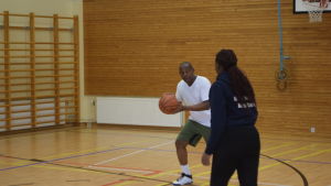 Evariste håller sig igång genom att spela basket. Evariste Habiyakare spelar basket