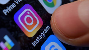 Instagram är en snabb plattform om man vill nå unga människor. Instragram-ikon på en mobilskärm
