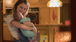 Vyssjan lull med änglalika Tully (Mackenzie Davis). Nattnannyn Tully Vaggar Marlos baby.