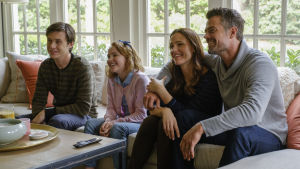 An all American family? Så här lycklig är man antagligen bara i Hollywood. Hela Simons familj i tvsoffan.
