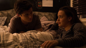 Pyamasparty. Allt för att hålla skenet uppe. Nick Robinson och Katherine Langford som Simon och bästisen Leah. Simons kompis Leah sover över.