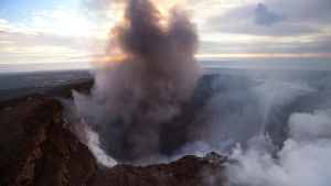 Vulkankratern Pu Oo på Kilauea spyr ut aska, lava och ånga som kan utgöra en fara för människor i området Vulkankratern Puʻu ʻŌʻō på Kilauea spyr ut aska, lava och ånga som utgöra en fara för människor i området