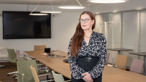 Personalbristen är värre på den svenskspråkiga sidan, säger biträdande borgmästare Pia Pakarinen. Pia Pakarinen , apulaispormestari Helsinki pk