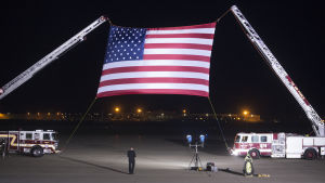 Fångarna välkomnades tillbaka till sitt hemland. Amerikansk flagga på flygbasen Andrews i Maryland.