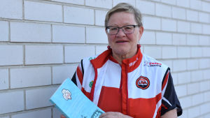 Tävlingsledaren Marja-Liisa Lehto. (Arkivbild) Marja-Liisa Lehto står med Karis Uras 90-års historik i händerna.