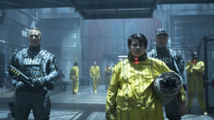 The troubled kid. Julian Dennison spelar Russell. Russell iklädd gul dräkt på väg till sin fängelsecell.