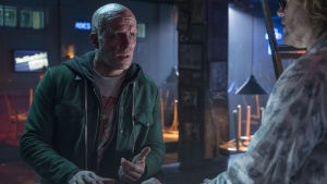 Ingen förstår mig! Kan du förstå det? Deadpool utan mask. Deadpool utan mask förklarar sin situation för sin bartenderkompis Weasel.