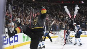Alex Tuch firar mot Winnipeg. Alex Tuch firar sitt mål i konferensfinalerna mot Winnipeg våren 2018.