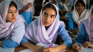 Norska Nisha på pakistansk skolbänk - i dubbel bemärkelse. Nisha under en lektion i skolan i Pakistan.