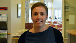 Anna Bonde hoppas att de stora algbältena inte når Österbottens kust. anna bonde står inomhus. på bilden porträtteras hennes ansikte och axlar. hon har kort hår och en mörk tröja på sig.