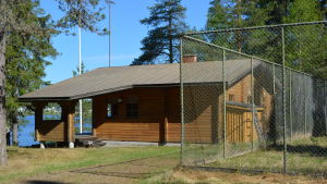 På området i Pirilö står en sommarstuga som Senatsfastigheter äger. Lagmansgårdens sommarstuga i Pirilö omringas av träd.