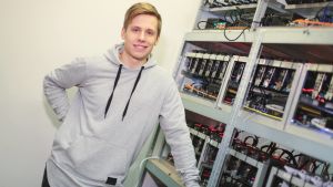 Jonatan Storlund framför maskinerna som bryter kryptovaluta. Jonathan Storlund framför sina maskiner som bryter kryptovaluta.