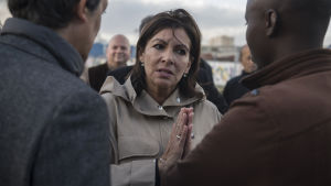 Anne Hidalgo vill fortsätta som borgmästare och det har sett rätt bra ut i opinionsmätningarna för hennes del. Borgmästaren i Paris Anne Hidalgo träffar invandrare i Paris i april 2018.