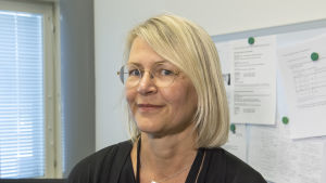 Tove Hertzberg säger att allt som en läkare skriver upp hamnar i Kanta. Där kan också patienten själv se vad läkaren skrivit ifall hen funderar på vilka åtgärder som ska tas och varför. Läkare Tove Hertzberg