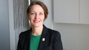 Mila Segervall säger att staden genom servicesedlar köpt en tjänst av en aktör som också har ett ansvar att detta inte sker. Ett visst tudelat ansvar, men det är klart i slutändan ansvarar vi för kommunens invånare, säger hon. Mila Segervall dagen efter att hon blivit vald till ny stadsdirektör i Kristinestad