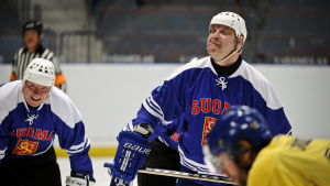 Esa Tikkanen var en personlighet i ordets alla bemärkelser på isen. Jari Kurri skrattar medan Esa Tikkanen grimaserar.