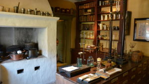 Bokläsning blir det i Apoteksmuseet. En interör från köket i Qwenselska huset i Åbo