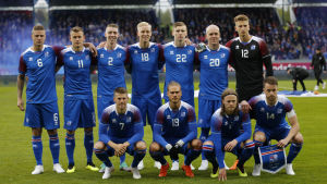 Island får möta stjärnor som Lionel Messi. Islands startelva poserar inför VM-uppladdningen mot Norge.