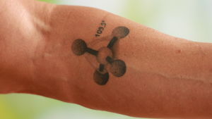 Orecks tatuering.Bruce Oreck har en tatuering av en unik mineral. Bruce Orecks tatuering.