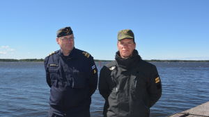 Kaptenlöjtnanterna Joakim Rosenlöf och Tuomas Runola. Kaptenlöjtnanterna Joakim Rosenlöf och Tuomas Runola