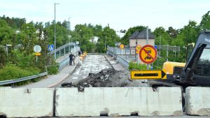 Arbetena satte i gång i juni 2018. Järnvägsbron i Karis avstängd för trafik med betonggrisar inför byggarbete och rivning av bron.