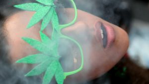Många anser det vara hälsosammare att röka på än att supa. Cannabisbild på glasögon