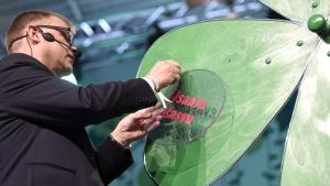 Sipilä fäster ord vid "förtroendets fyrklöver". Juha Sipilä fäster ord på "förtroendets fyrklöver" under partikongressen i Sotkamo 2018.