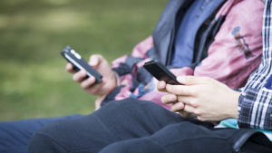 Ett telefonförbud i skolan är ändå inte lösningen, tycker Sahlberg. kaksi matkapuhelinta