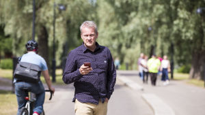Pasi Sahlberg tror att smarttelefonerna kan vara ett stort problem för unga. Pasi Sahlberg pyörätiellä