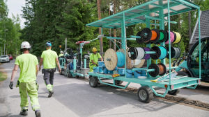 Ett område med småhus i Grankulla ska få optisk fiber med hjälp av den nya metoden. Optisk fiber byggs i Grankulla.