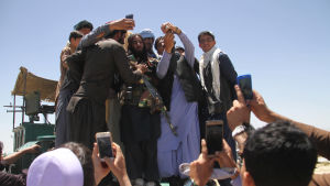 Militanta talibaner träffar afghanska civila och firar eid al-fitr tillsammans i Ghazni Militanta talibaner träffar afghanska civila och firar eid al-fitr tillsammans i Ghazni