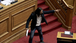 Konstantinos Barbaroussis(från partiet Gyllene Gryning) debatterar i parlamentet i Aten den 15 Juni 2018. Han anklagade regeringen för högförräderi. Konstantinos Barbaroussis(från partiet Gyllene Gryning) debatterar i parlamentet i Aten den 15 Juni 2018. Han anklagade regeringen för högförräderi.