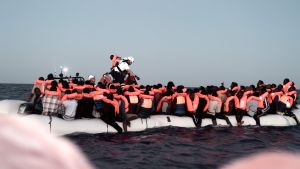 Räddningsoperation innan flyktingarna tas ombord på räddningsfartyget Aquarius Räddningsoperation innan flyktingarna tas ombord på räddningsfartyget Aquarius