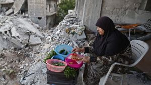 Kvinna i den kurdiska staden Afrin i Syrien 26.5.2018 efter den turkiska offensiven. Kvinna i den kurdiska staden Afrin i Syrien 26.5.2018 efter den turkiska offensiven.
