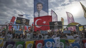 Selahattin Demirtaş för sin presidentvalskampanj från en fängelsecell. Selahattin Demirtas för sin valkampanj från en fängelsecell.