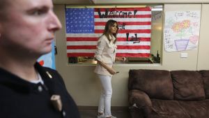 Melania Trump ger inga intervjuer. Melania Trump skriver autograf på flaggaffish i flyktingcenter