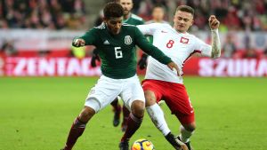 Får Jonathan dos Santos chansen från start? Jonathan dos Santos i farten mot Polen.