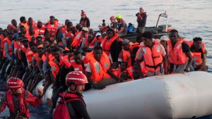 Räddningsoperation som utförs av Lifeline Sjöräddningsfartyget Lifeline räddade flyktingar den 21 juni 2018.