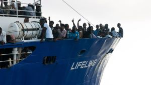 Sjöräddningsfartyget Lifeline räddade flyktingar den 21 juni 2018. Sjöräddningsfartyget Lifeline räddade flyktingar den 21 juni 2018.