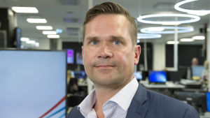 Mika Aaltola säger att det inrikespolitiska läget i USA kan trigga liknande utrikespolitiska händelser. Mika Aaltola Ylen uutistoimituksessa 28. 06. 2018.