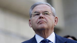 Bob Menendez är kritisk mot beslutet och ser det som ett försök att binda kommande styrens händer i försvarsfrågor. USA-senatorn Robert Menendez.