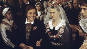 Rose-Marie Rosenback (Maija) ja Leif Sundberg (Janne). Häävieraita taustalla.