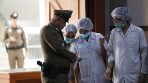 Pojkarna förvaras i karantän för säkerhets skull. Läkare vid sjukhuset där de räddade thailändska fotbollspojkarna vårdas pratar med militärtalesman.