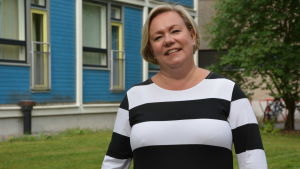 Pirjo Lipponen-Vaitomaa säger att de gamla studentlägenheterna från 60-talet fortfarande går hem bland nya studenter. Pirjo Lipponen-Vaitomaa framför de gamla blåa bostadshusen i studentbyn