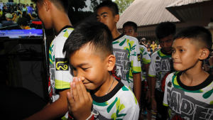 Det thailändska fotbollspojkarna och deras tränare överlevde mot alla odds. Några av de räddade thaipojkarna före presskonferensen.