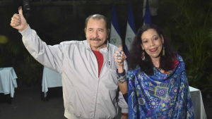 Daniel Ortega och Rosario Murillo firar under valet 2016 efter att Ortega återvaldes till en tredje mandatperiod utnämnde han Murillo till vice president. Hon anses länge ha varit hans högra hand och avgörande för hans framgång. Nicaraguas presidentpar Daniel Ortega och Rosario Murillo.